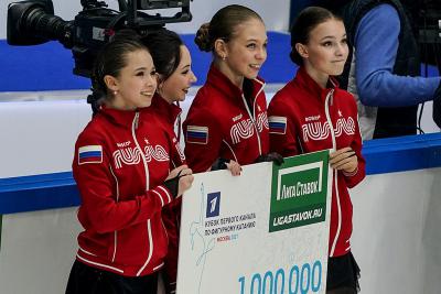Александра Трусова в составе команды девушек выиграла прыжковый турнир на «Кубке Первого канала» по фигурному катанию